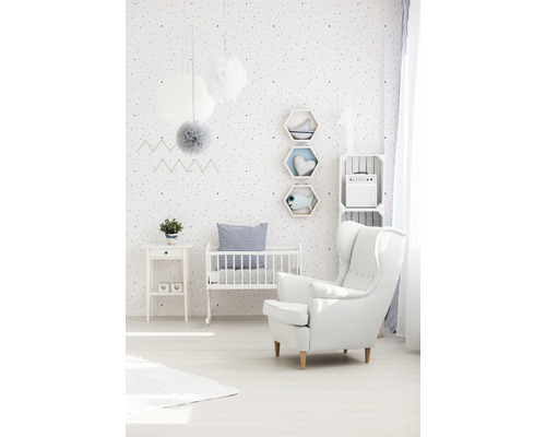 Chambre d''enfant lumineuse avec lit de bébé, fauteuil et meubles blancs