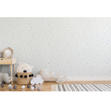 Chambre d''enfant avec papier peint à pois, table de chevet, jouets et tapis