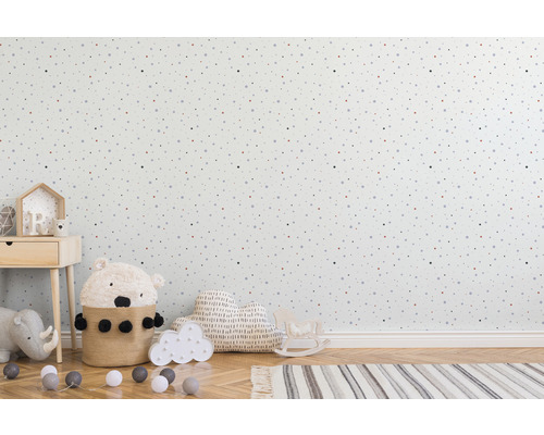 Chambre d''enfant avec papier peint à pois, table de chevet, jouets et tapis