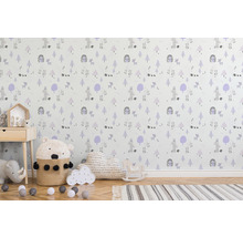 Chambre d''enfant avec papier peint à motif d''animaux de la forêt