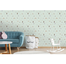 Chambre d''enfant avec un papier peint à motifs d''animaux de la forêt, un canapé turquoise, une table ronde et un cheval à bascule.