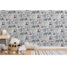 Kinderzimmer mit einer Tapete mit Waldtiermotiven, darunter Eichhörnchen, Hasen und Pilze.