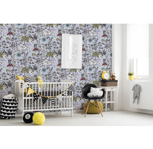 Chambre d''enfant avec papier peint à motif de forêt, lit à barreaux et meubles