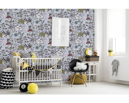 Chambre d''enfant avec papier peint à motif de forêt, lit à barreaux et meubles