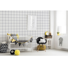 Chambre d''enfant avec papier peint à carreaux, lit d''enfant et décorations.