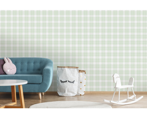 Chambre d''enfant avec canapé bleu, table, jouets et papier peint à carreaux