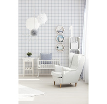 Chambre d''enfant lumineuse avec papier peint à carreaux, lit d''enfant et fauteuil