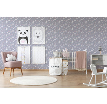 Chambre d''enfant décorative avec lit de bébé, fauteuil, jouets et motifs d''animaux au mur