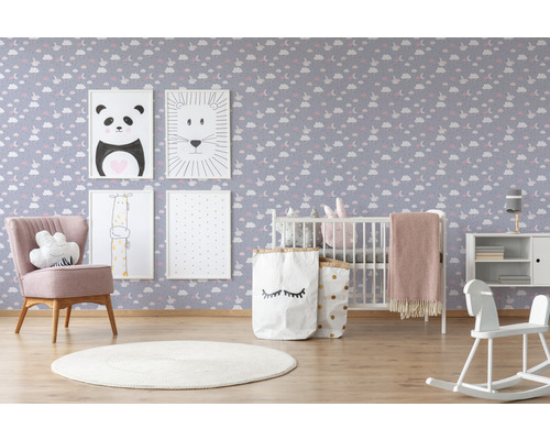 Chambre d''enfant décorative avec lit de bébé, fauteuil, jouets et motifs d''animaux au mur