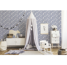 Chambre d''enfant avec lit à baldaquin, commode et papier peint à motifs de nuages