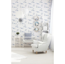 Chambre d''enfant avec papier peint, lit d''enfant et fauteuil