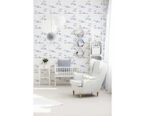 Chambre d''enfant avec papier peint, lit d''enfant et fauteuil