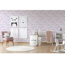 Chambre d''enfant avec papier peint ours pastel, lit d''enfant, chaise et articles de décoration.