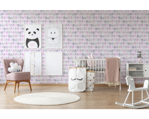 Chambre d''enfant avec papier peint ours pastel, lit d''enfant, chaise et articles de décoration.