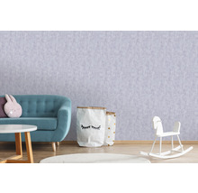 Chambre d''enfant lumineuse avec canapé, jouets et papier peint intissé gris clair