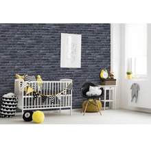 Kinderzimmer mit Backstein Tapete, Gitterbett und Dekorationsartikeln.