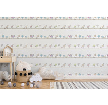 Chambre d''enfant avec papier peint à motifs d''oiseaux, petite table en bois et jouets