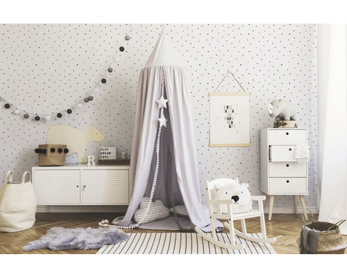 Chambre d''enfant avec baldaquin, jouets et meubles dans un design clair et accueillant
