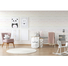 Chambre d''enfant avec mobilier et papier peint décoratif avec des lignes colorées et des messages d''amour