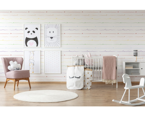 Chambre d''enfant avec mobilier et papier peint décoratif avec des lignes colorées et des messages d''amour