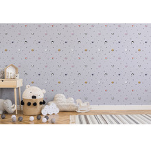 Kinderzimmer mit Tiermotivtapete, Nachttisch und Spielzeug