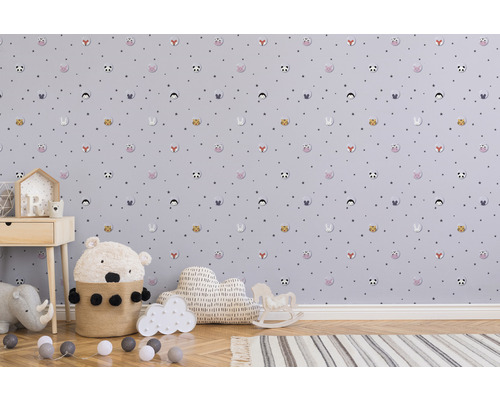 Kinderzimmer mit Tiermotivtapete, Nachttisch und Spielzeug