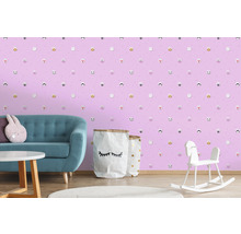 Kinderzimmer mit Sofa, Tisch, Spielzeug und Tapete mit Tiermotiven