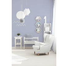 Chambre avec lit de bébé, fauteuil, table d''appoint et décorations