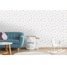 Coin de chambre d''enfant décoratif avec canapé, jouets et papier peint à pois