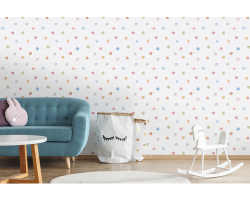 Coin de chambre d''enfant décoratif avec canapé, jouets et papier peint à pois