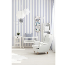 Chambre de bébé avec papier peint rayé, lit d''enfant et fauteuil