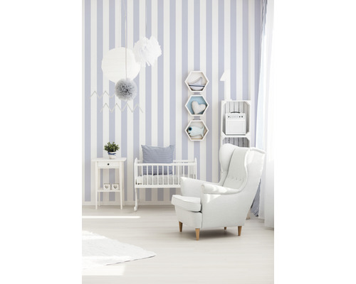 Chambre de bébé avec papier peint rayé, lit d''enfant et fauteuil