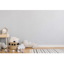 Chambre d''enfant avec table de chevet, panier ours, coussin nuage et jouets