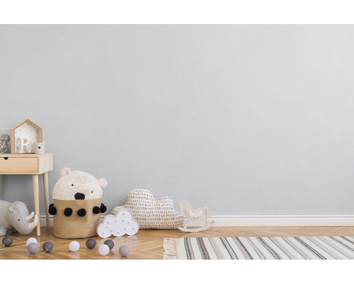 Chambre d''enfant avec table de chevet, panier ours, coussin nuage et jouets