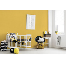 Chambre d''enfant avec lit d''enfant, chaise et mur jaune