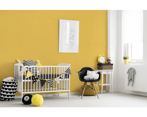 Chambre d''enfant avec lit d''enfant, chaise et mur jaune