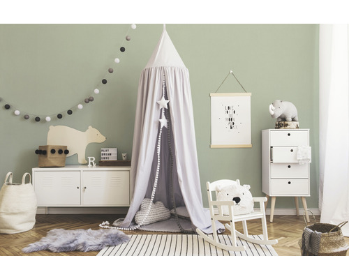 Chambre d''enfant lumineuse avec baldaquin, armoire et décorations au design neutre