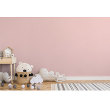 Chambre d''enfant avec table de chevet, jouets et tapis