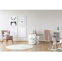 Chambre d''enfant lumineuse avec lit de bébé, fauteuil, jouets, tapis et images d''animaux au mur