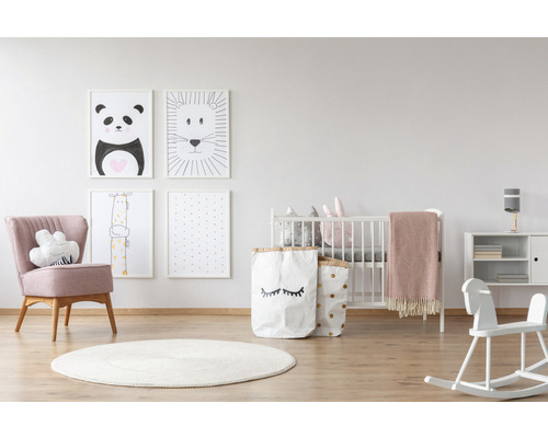 Chambre d''enfant lumineuse avec lit de bébé, fauteuil, jouets, tapis et images d''animaux au mur