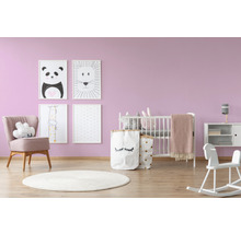 Chambre d''enfant avec lit de bébé, fauteuil, jouets et images au mur