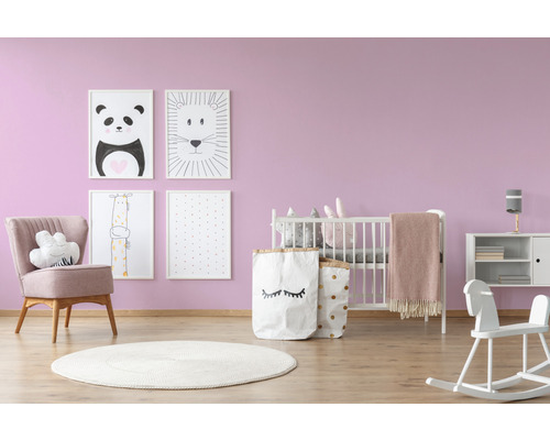Chambre d''enfant avec lit de bébé, fauteuil, jouets et images au mur