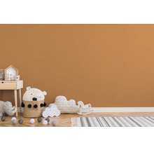 Chambre d''enfant avec parquet, jouets et mur dans une teinte chaude