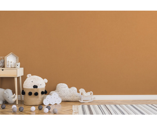 Chambre d''enfant avec parquet, jouets et mur dans une teinte chaude