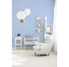 Chambre d''enfant lumineuse avec berceau, fauteuil et table d''appoint