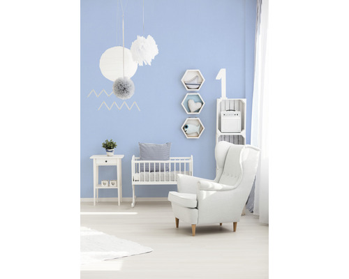 Chambre d''enfant lumineuse avec berceau, fauteuil et table d''appoint