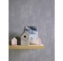 Dekorative Holzwand mit Regal, Hausfiguren und Bild