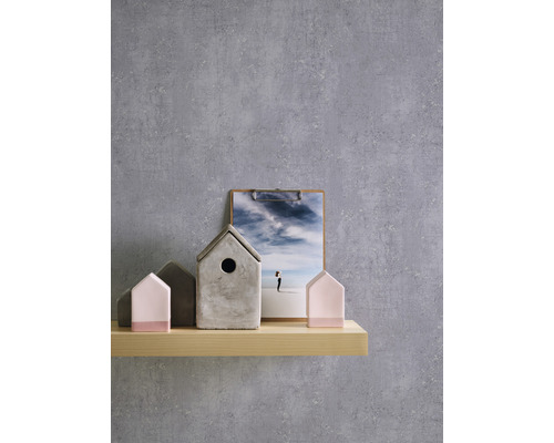 Dekorative Holzwand mit Regal, Hausfiguren und Bild