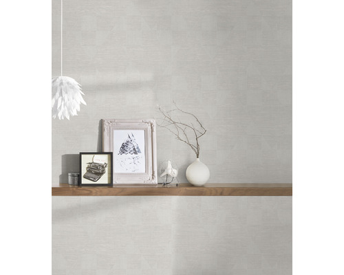 Wandgestaltung mit gemusterter Tapete und Dekoration auf einem Holzregal