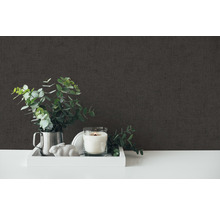 Dekorative Szene mit Tapete, Kerze, Pflanze und Dekoration auf einem Tablett